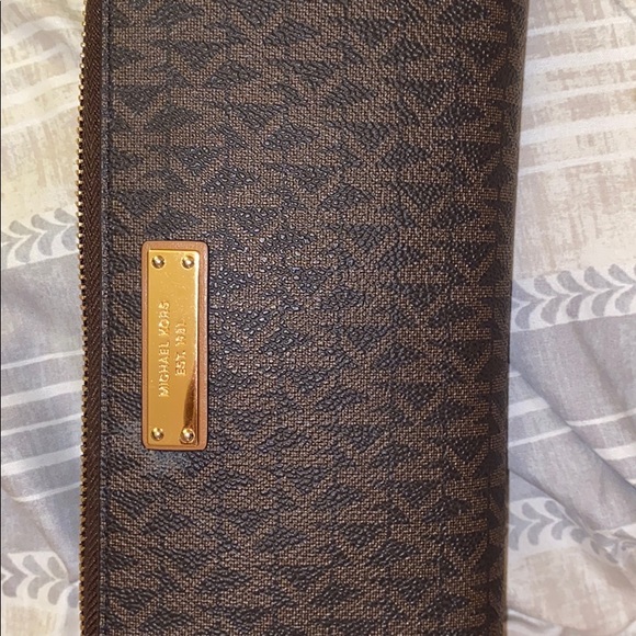 Michael Kors Wristlet - Picture 9 of 10